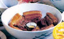 2. Coloque um pouco de óleo numa panela e refogue a cebolinha e o gengibre, acrescente o caldo base e os outros temperos e coloque a carne fatiada; cozinhe até secar o caldo.