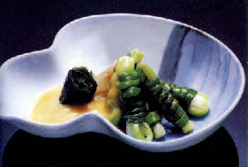 HITOMOJI NO GURUGURU - Guruguru de cebolinha um prato simples de cebolinha ina cozida e enrolada servida com a mistura de miso, mostarda e vinagre.