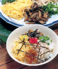 TORI-MESHI - Arroz com frango um prato preparado com o frango da região de Satsuma, É mas diz-se que é originário da Ilha Amami-oshima.