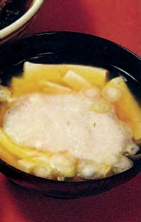 NUPPEI-JIRU - Sopa de tofu com cará Prato típico em que se coloca o cará ralado gelado na sopa quente de tofu. Abre o apetite, por ser de fácil ingestão, devido à sua viscosidade.