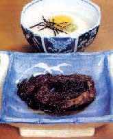 KOI NO AME-NI - Cozido doce de carpa Geralmente, todos consideram que a carpa possui gosto de barro, mas a carpa de Nagano, antigamente chamada também de País de Shinshu, talvez devido à água