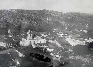 Figuras 14 e 15: Antiga igreja de Santo Antônio e inserção da nova Sé na paisagem diamantina.fonte: ACI/RJ-SI. na, apenas um ano após a criação do SPHAN, em 1937.