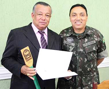 Pág.19 Presidente da Câmara de Corumbá, Tadeu Vieira, recebe homenagem do 17o B Fron O presidente da Câmara de Corumbá, vereador Tadeu Vieira, recebeu, na manhã de quarta-feira, 1o de julho, a