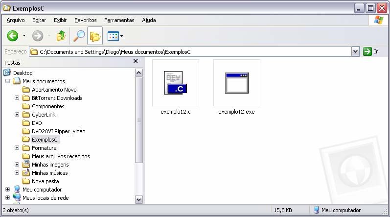 3. Código fonte X programa executável Quando salvamos um código fonte no DEV-C++ com o tipo C source files (*.c) um arquivo com extensão.c é armazenado no nosso computador.