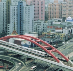 Aliviar congestionamento através de serviços de alta capacidade Shangai, China Em Shangai congestionamento é um dos maiores problemas, devido ao grande número de bicicletas e pedestres misturados com