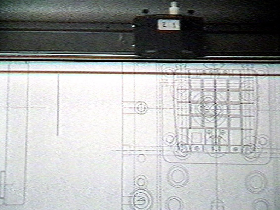 Junto ao plotter encontra-se o Eng.