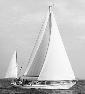 28 O nome deste tipo de embarcação derivou para yacht (iate) em inglês, sendo denominado para qualquer embarcação, geralmente leve e relativamente pequena usada para corridas ou para recreação.