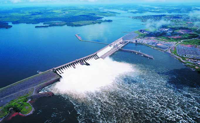 Sérios problemas sociais e ambientais foram causados quando foi fechada a barragem de Tucuruí e o nível das águas do Tocantins subiu cerca de 60 m inundando uma grande área e desalojando cerca de 4.