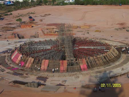 As treliças se apóiam, de um lado, na torre circular central, composta pelo cimbramento tubular, e, perifericamente nas