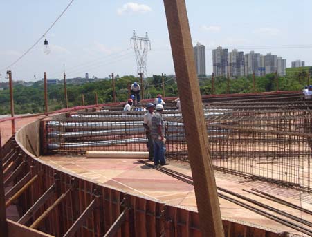 único pilar central de seção vazada de 9 metros de diâmetro, possui balanços de até 17,7 metros.