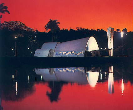 33 2.3.1. Igreja de São Francisco de Assis Em 1940 Niemeyer projetou a Igreja de São Francisco (Figura 2.13), que constitui uma das edificações do Conjunto da Pampulha, em Belo Horizonte (GDF, 2006).