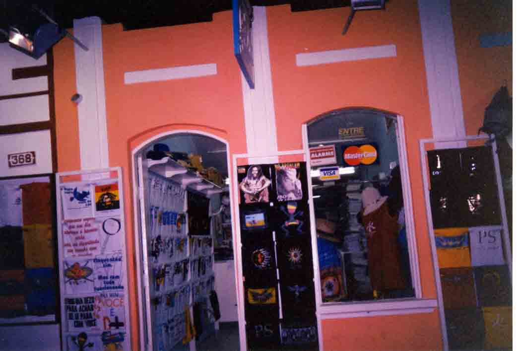A Passarela do Álcool é o local de maior concentração de lojas para a venda de artefatos locais e de restaurantes da Costa do Descobrimento.