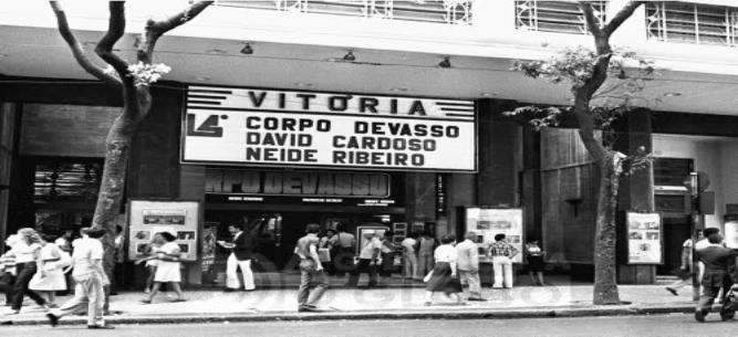 62. Vitória, 1981 (Fonte Agência O Globo) cinemas (SILVA, 2012, p. 47). O Colonial foi a última sala de exibição a explorar num mesmo local espetáculos de palco e tela (GONZAGA, 1996).