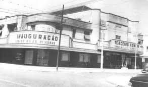na época da inauguração, 1.794; em 1945, 2.002; em 1960, 1.910 e em 1977, 1.881 assentos (GONZAGA, 1996). De propriedade da empresa Luiz Severiano Ribeiro S.A. Comércio e Indústria e, 80.
