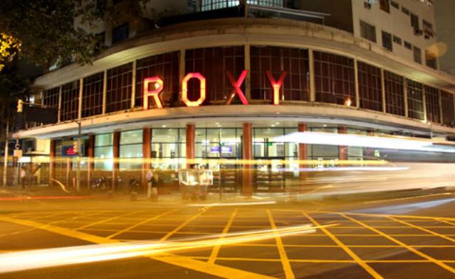 Ainda há espécimes raros de cinemas de rua em funcionamento nalgumas calçadas da capital fluminense.