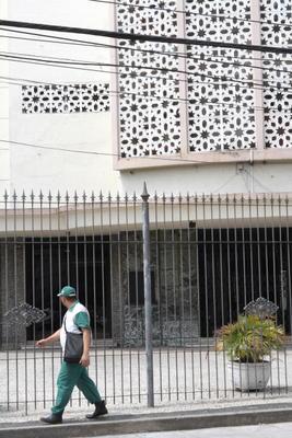 159. Ex-Santa Alice, 2011 (Fonte: O Globo) enorme gradeado separando sua frente da rua, o que interfere na visualização da beleza plástica da fachada.