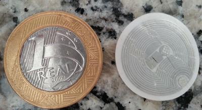 51 A Figura 22 e a Figura 23 ilustram a etiqueta utilizada e o comparativo de tamanho com uma moeda, respectivamente.