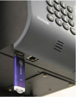 O tipo de conector usado é USB, versão 2.0.