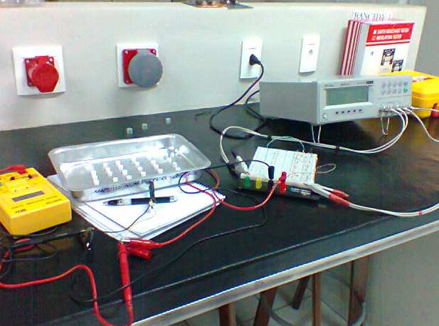 Os equipamentos utilizados para determinar os parâmetros dielétricos das amostras estão ilustrados na Figura 4.