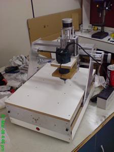 Figura 3.3 : Router CNC, MTC Robótica. Fonte: Site da Empresa Figura 3.4 : Router CNC, IO Robotics. Fonte: Site da Empresa A partir dos exemplos expostos nas Figuras 3.1, 3.2, 3.3 e 3.