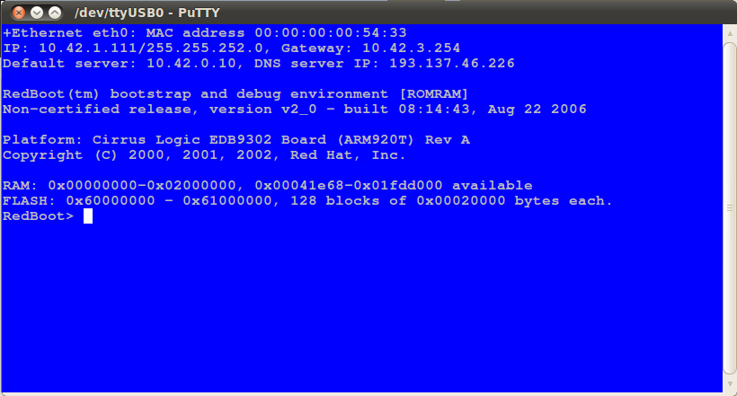 um fonte de alimentação de 5 V que forneça pelo menos 0,5 A. O processo de arranque inicia com a execução do bootloader RedBoot (Red Hat Embedded Debug and Bootstrap) residente na memória Flash.