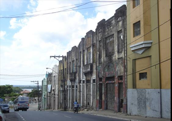 deslizamentos/desbarrancamentos (casas situadas em terrenos inclinados, em morros, barrancos ou próximos deles, com possibilidade de sofrer deslizamento de terra) Exemplos de áreas sujeitas