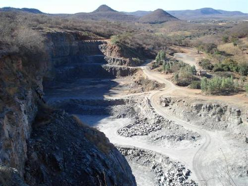 é próximo a lixões (casa situada próxima a área onde é depositado regulamente grande quantidade de lixo e/ou entulhos de qualquer espécie) Exemplos de lixão é próximo a área de extração mineral (casa