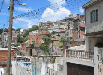 pista) linhas de transmissão de alta tensão (casa situadas na faixa de proteção das redes de energia elétrica de alta tensão, que em geral, são de 15,0 metros para cada lado a partir do centro da