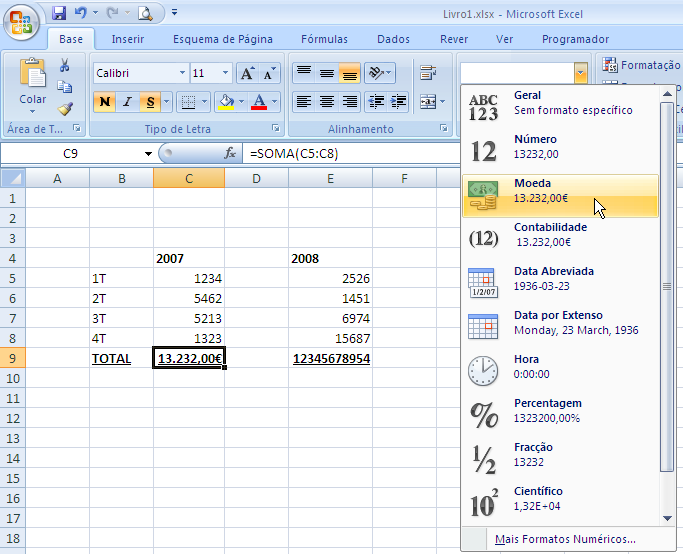 Pode também atribuir formatos rapidamente a partir do grupo de ícones Número no friso Base do Excel. Neste exemplo, escolhemos formatar uma célula com atributo Moeda.