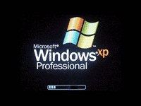 Introdução ao Windows XP A Microsoft trabalhou com afinco na nova versão do Windows: o Windows XP (o XP utilizado no nome vêm da palavra experience), que inicialmente foi chamado de Windows Whistler,