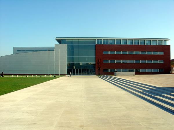 Caso de Sucesso FCCN Cliente FCCN Universidades e Institutos Politécnicos Portugueses FCCN (Fundação Nacional para a Computação Científica) foi fundada em 1987 e é uma entidade privada, sem fins