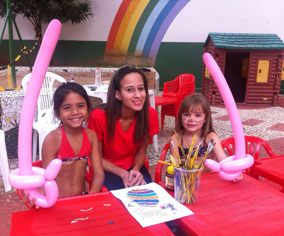 Aline Paula é a monitora selecionada para desenvolver as atividades. Ela fez um curso de recreação para dar um diferencial na diversão. A animação é geral.