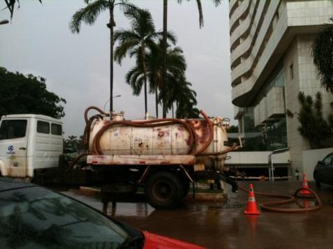 63 O motorista relata no BO que descarregou o esgoto no PV porque seu caminhão estava com vazamento e se fosse à CAESB, esses não o deixariam entrar, disse ainda que utiliza o PV porque sabe que se