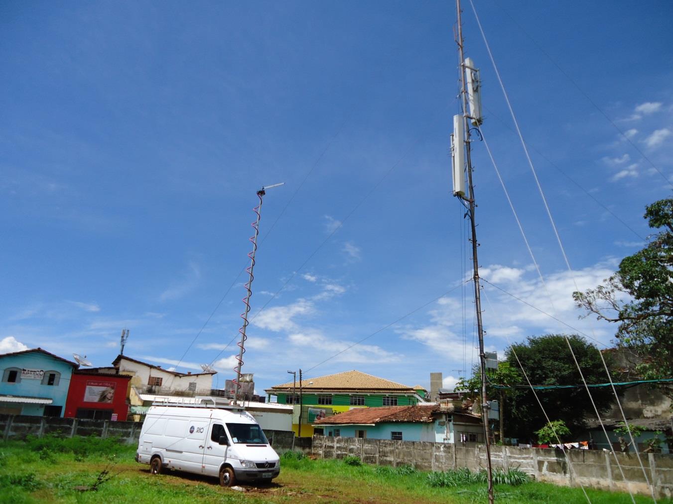 26 Transmissão de LTE: 12,4 m Recepção de TV: 12 m Distância: 10 m Figura 13. Ponto 1 de teste. 3.1.1.2 Ponto de teste 2 Localizado junto a prefeitura municipal de Pirenópolis, à Av.