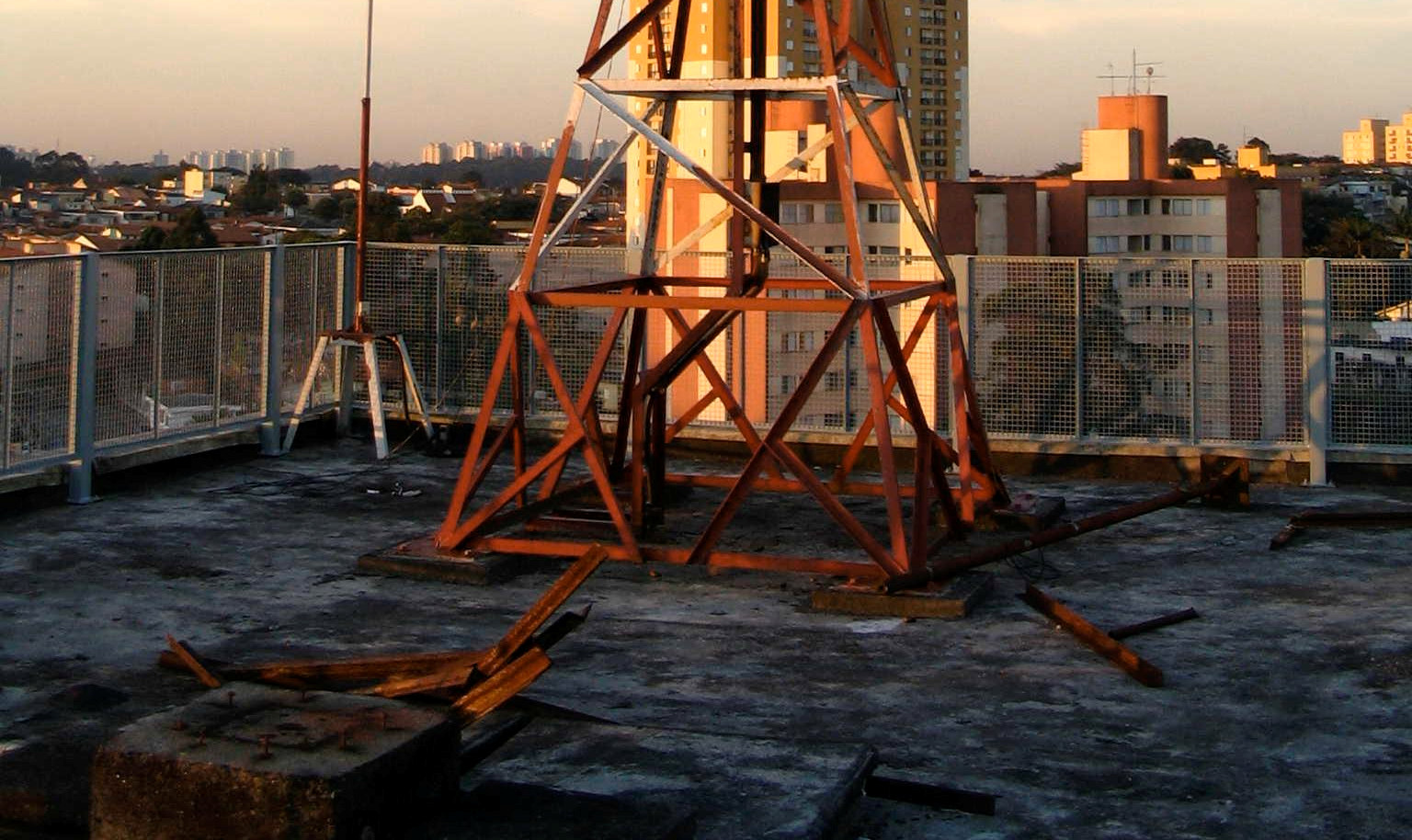 câmera espelho (a)vista lateral (b)vista superior (c) Câmera instalada no topo da torre Figura 8. A câmera omnidirecional catadióptrica construída. Pode-se ver a câmera de vídeo no topo.
