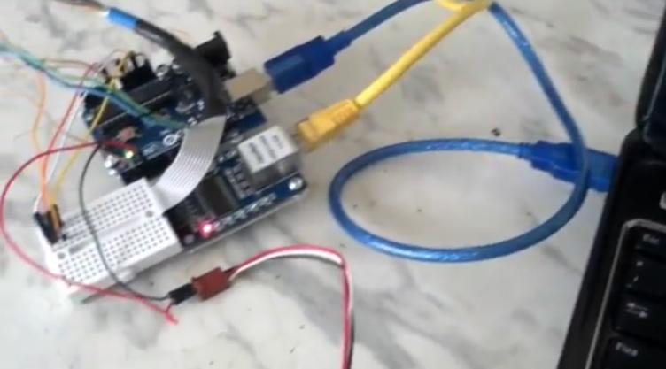 dos conversores Analógico-Digital (A/D) do Arduino para se fazer o acoplamento. Em termos de circuito, esse conversor tem entrada máxima de 5 V.
