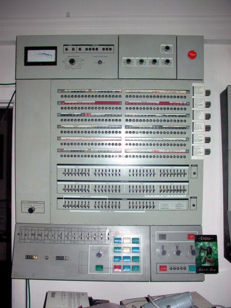25 da IBM foi um dos primeiros a permitir programação da CPU por micro código, na qual as operações usadas por um processador qualquer poderiam ser gravadas através de softwares, sem a necessidade de