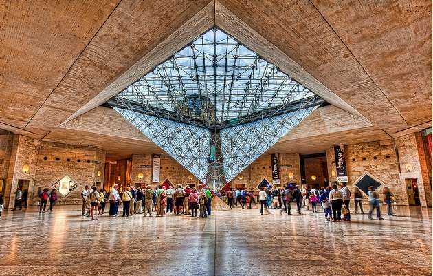 inúmeros embelezamentos feitos na capital francesa, destaca-se a pirâmide de vidro feita para o Louvre, concluída em 1989.