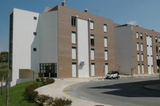 RESIDÊNCIAS DE ESTUDANTES Em Leiria, localizam-se três residências femininas e uma masculina (385 camas); nas Caldas da Rainha uma feminina e uma masculina (222 camas), e em Peniche uma residência