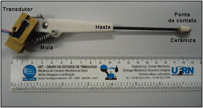 30 Observa-se na Figura 25 o sensor perfilométrico constituído por base, onde o transdutor Hall é fixado internamente, mola, haste articulada e ponta de contato. Figura 25: Sensor perfilométrico 3.2. Morfologia dos danos Os danos do tipo rebaixo foram usinados com 4 brocas de diâmetros diferentes, 5,00mm, 9,00mm, 12,00mm e 16,00mm.