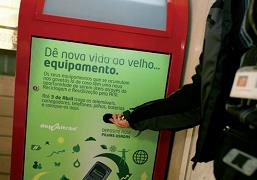 SENSIBILIZAÇÃO E COMUNICAÇÃO c) Depositrão na Staples Outra cadeia de lojas que faz parte da rede de recolha Depositrão é a Staples, através do programa Staples Ecoeasy, cujo objectivo é introduzir