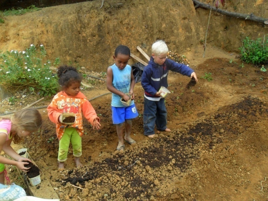 I Simpósio Sobre a A cada etapa de realização dos trabalhos, recebíamos visitas das mães na escola demonstrando interesse em saber sobre os métodos que estavam sendo aplicados e também relatando