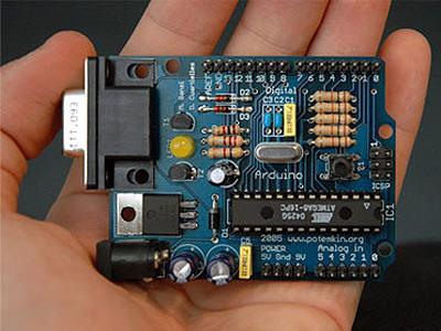 38 Figura 9 - Plataforma Arduino Fonte: BARROS, 2011 O microcontrolador Atmega, opera com tensões de 5V e 3.