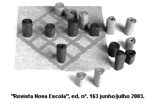 101. (Ufrn 2004) O jogo ilustrado na figura abaixo é chamado de QUARTO e consiste de um tabuleiro com 16 casas e 16 peças separadas segundo quatro atributos diferentes.