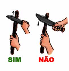 COMO ENTREGAR A FACA DE MATO A OUTRA PESSOA Alguns acabam sempre por se cortarem com facas de mato (e mesmo canivetes) ao receberem-nas de outra pessoa.