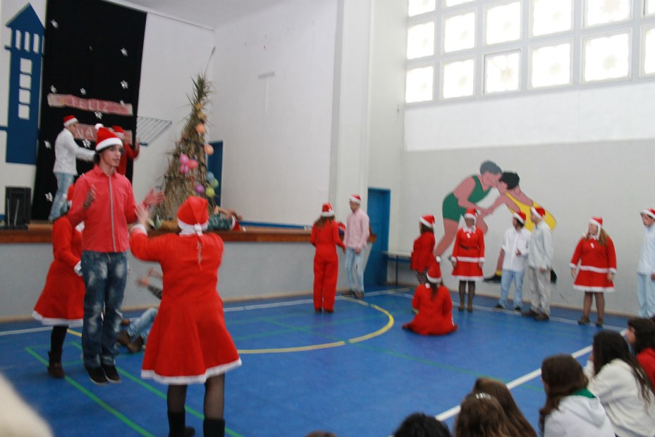 O s alunos do 2º ano do Curso de Animador Sociocultural, participaram na Festa de Natal da escola com os trabalhos criados na disci- plina de Expressão Corporal.