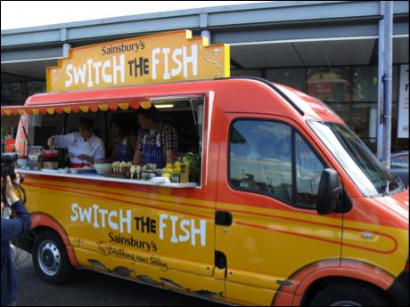 Mudança de consumo de pescado para variedades menos estabelecidas O Switch the Fish - Jamie Oliver s campanha de promoção de variedades