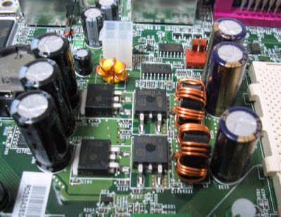 Regulador de Tensão similares aos transistores chaveadores). Você encontrará nas placas de CPU, circuitos chamados de reguladores de tensão.