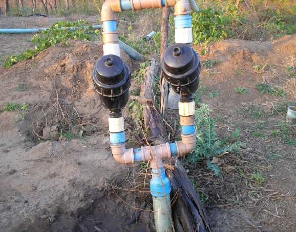 Mesmo o irrigante realizando limpeza diária nos dois filtros de discos de 2 os quais têm capacidade de filtrar 10000 L h -1. FIGURA 4.