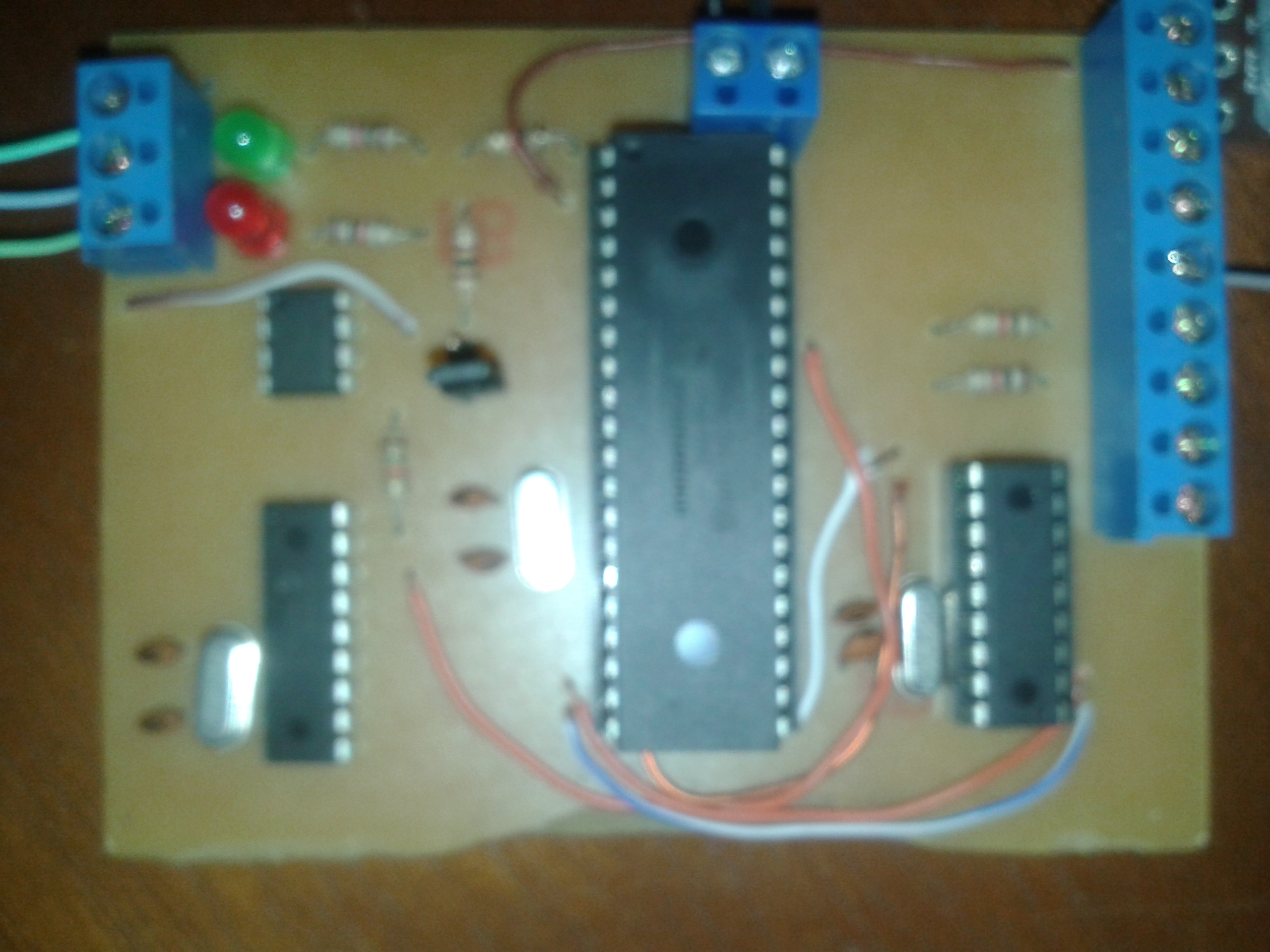 62 Capítulo 6. Estudo de caso Figura 31 Placa PIC-16F877A que simula uma das ECUs utilizadas. Fonte: Autor. 6.2 Caso 01: Leitura da temperatura do óleo do motor O primeiro estudo de caso consistiu da implementação de um sistemas composto por duas ECUs se comunicando através do barramento CAN.